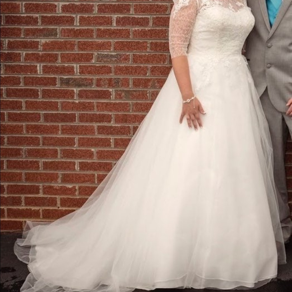 David’s Bridal Lace Wedding Dress
